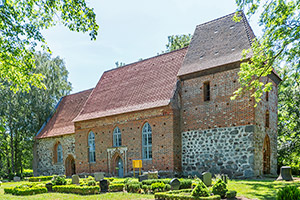 Kirche Ahrenshagen Nordseite mit Turm