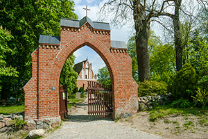 Christuskirche Velgast und Glockenstuhl