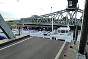 Meiningenbr&uuml;cke ge&ouml;ffnet Durchfahrt Fahrgastschiff