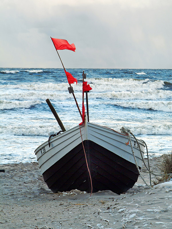 Fischerboot am Ostseestrand im Winter - weiter zu Aktuelles ...