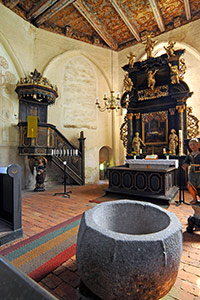 Wallfahrtskirche Bodstedt - Taufbecken und Altar