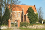 Kirche Niepars mit Friedhofstor