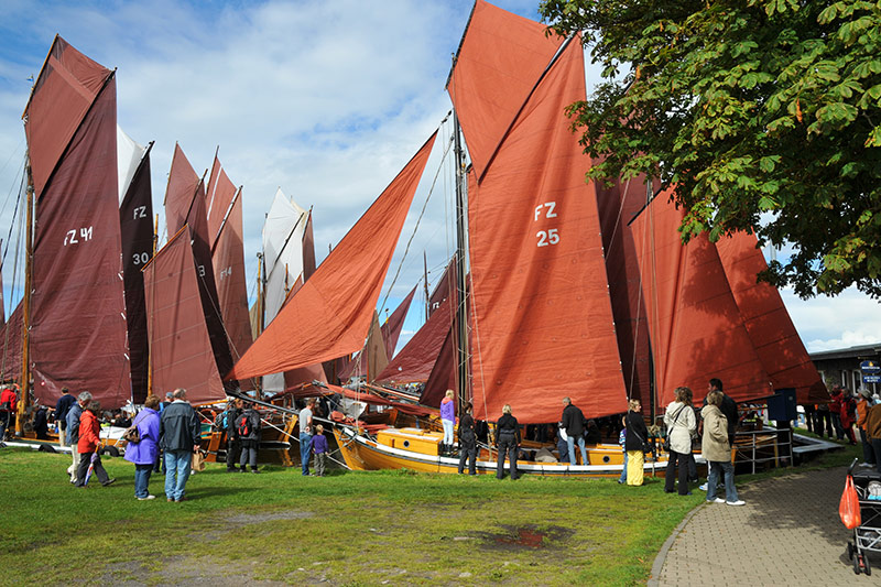 Zeesenboote im Traditionshafen Bodstedt