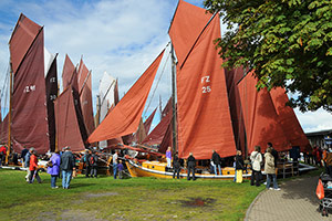 Zeesenboote im Traditionshafen Bodstedt - Bild vergrößern...